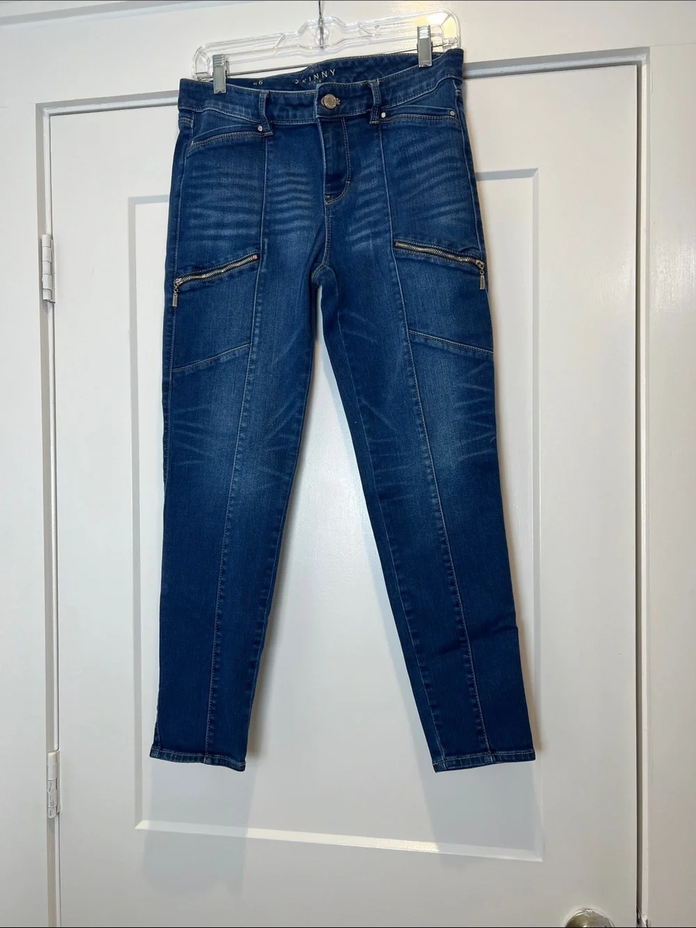 White House Black Market Indigo Skinny Jeans with Zip Pocket Details size 6.